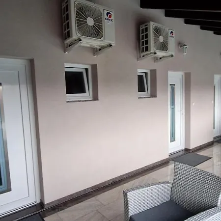 Apartment Azra *