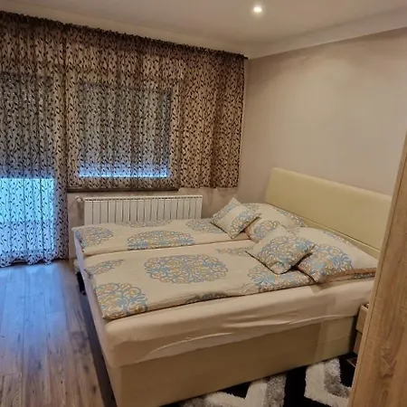 Azra Apartman *